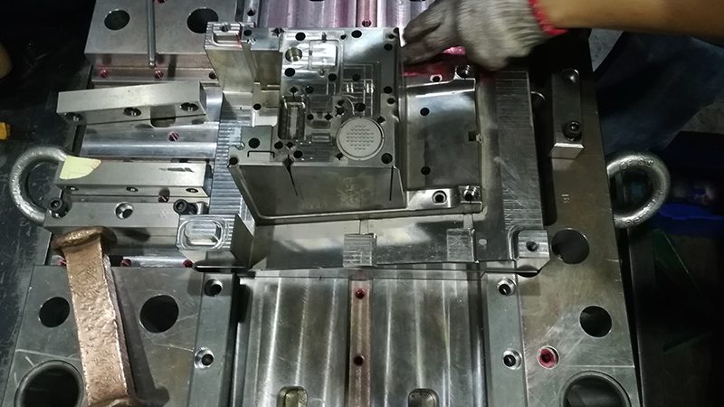 压铸模具与注塑模具：两种工艺的内在差异解析
